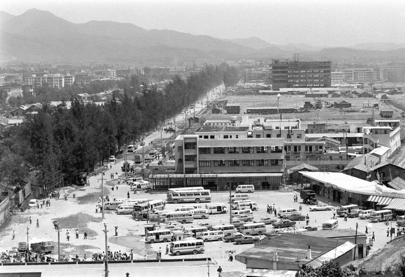 鄧小平在1978年12月召開的中共十一屆三中全會，開創了我國改革開放的社會主義現代化建設的新時期。