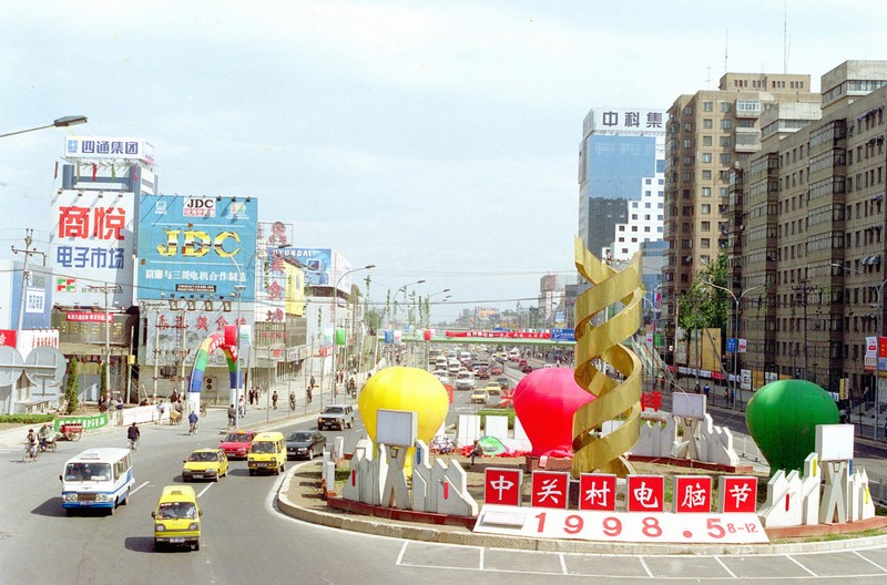 鄧小平在1978年12月召開的中共十一屆三中全會，開創了我國改革開放的社會主義現代化建設的新時期。