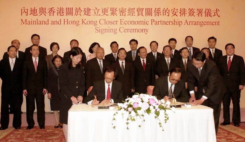 1997年12月11日，國家主席江澤民在中南海會見來北京述職的香港特別行政區行政長官董建華。