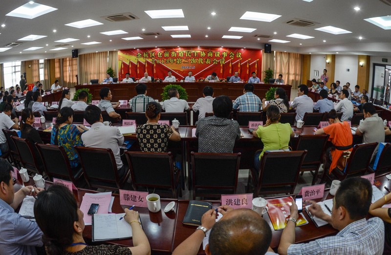 2012年11月15日，在黨的第十八屆中央委員會第一次全體會議上，新當選的中共中央總書記習近平和中共中央政治局常委們同採訪十八大的中外記者親切見面。