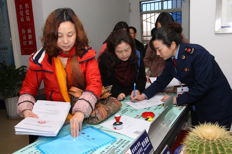 2012年11月15日，在黨的第十八屆中央委員會第一次全體會議上，新當選的中共中央總書記習近平和中共中央政治局常委們同採訪十八大的中外記者親切見面。