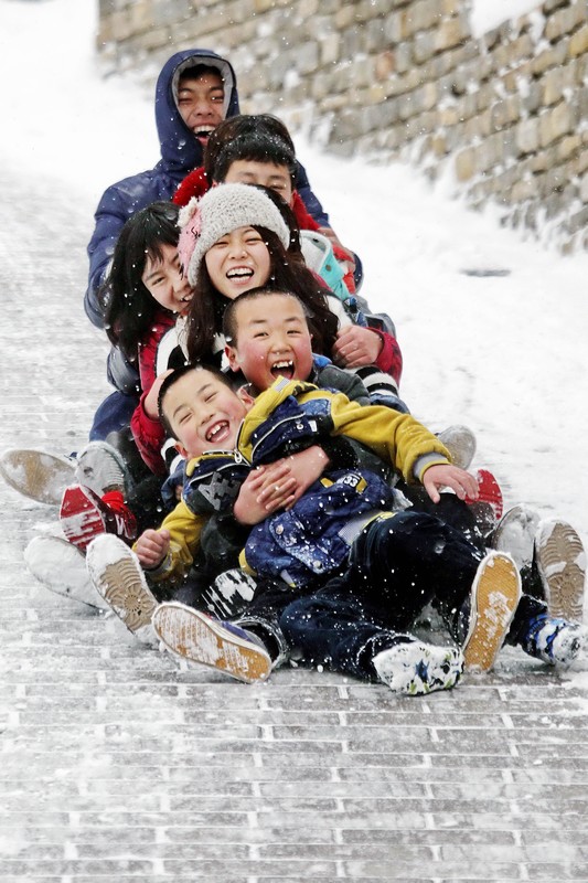 2012年11月15日，在黨的第十八屆中央委員會第一次全體會議上，新當選的中共中央總書記習近平和中共中央政治局常委們同採訪十八大的中外記者親切見面。