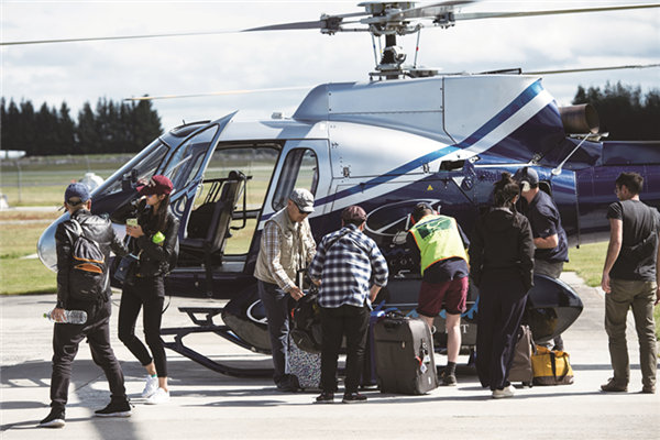 2016年11月14日，新西蘭發生7.8級地震，中國駐新西蘭南島克賴斯特徹奇（基督城）總領館調集直升機，2天內將受困的125名中國游客全部安全撤離，其中包括6名香港居民。圖為幾位中國游客乘直升機安全撤離。