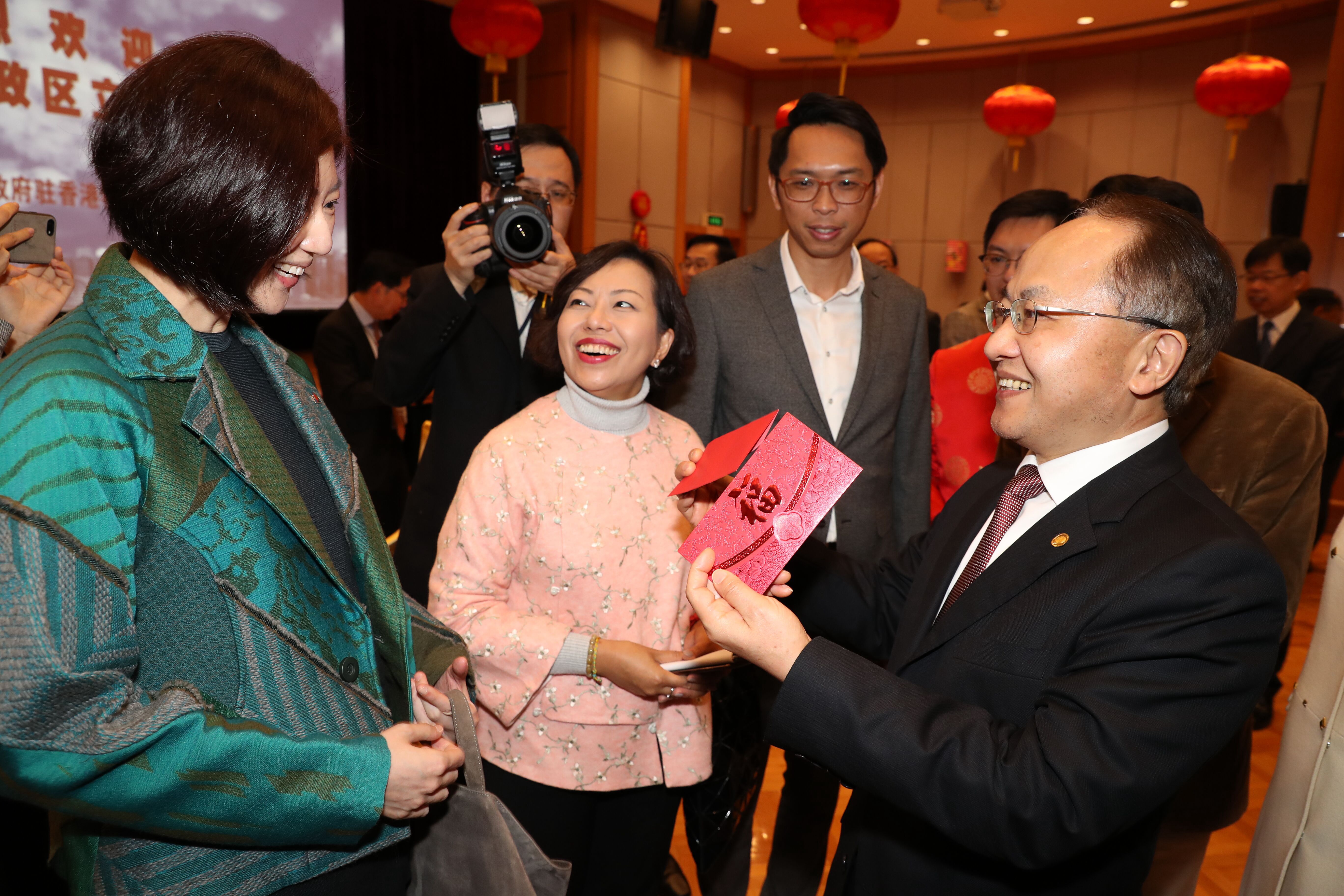 王志民主任向近期喜得千金的容海恩议员送上贺喜利是.