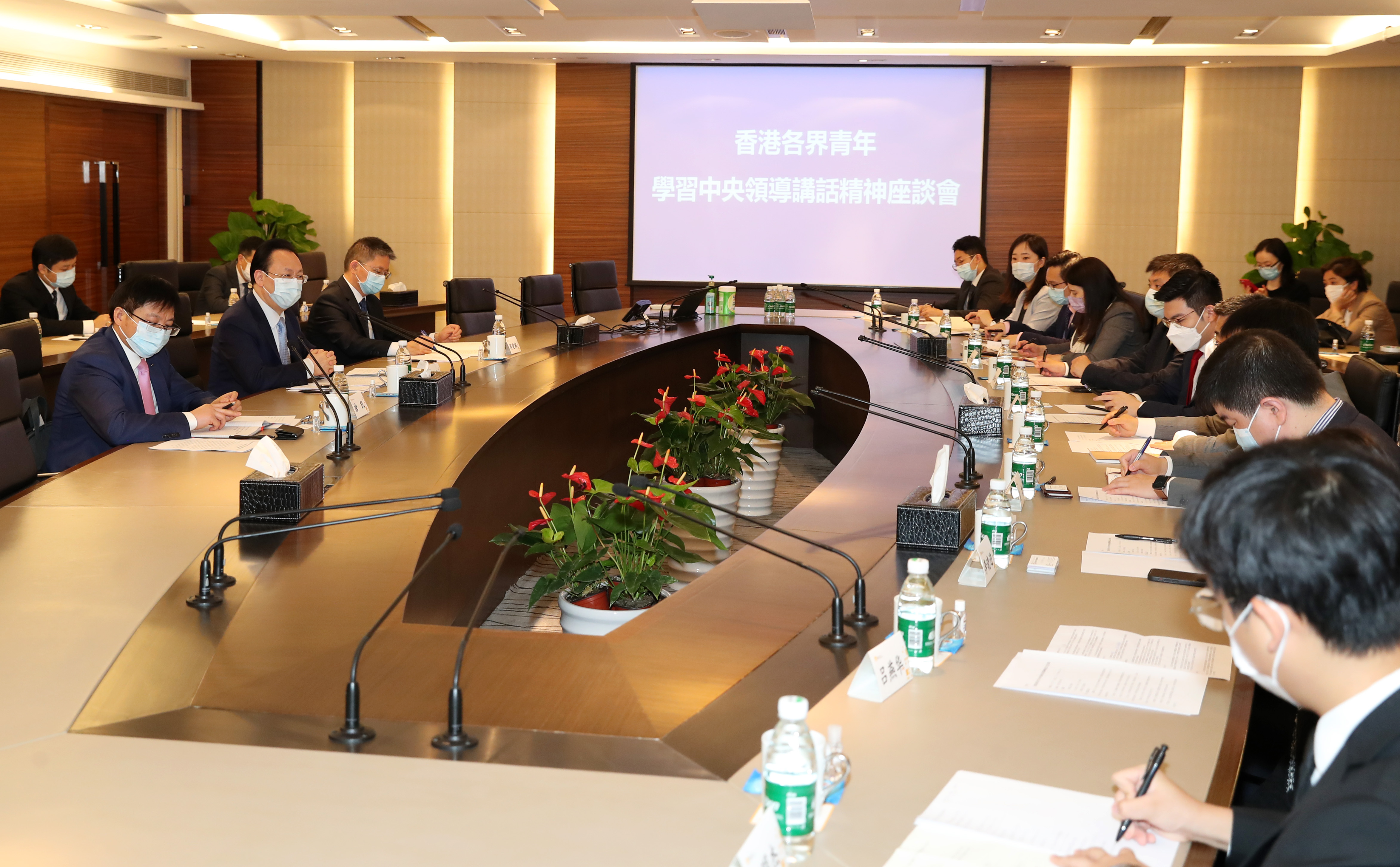 香港中联办中联办举办座谈会引领香港青年不负中央厚望 融入发展大局 建功立业成才