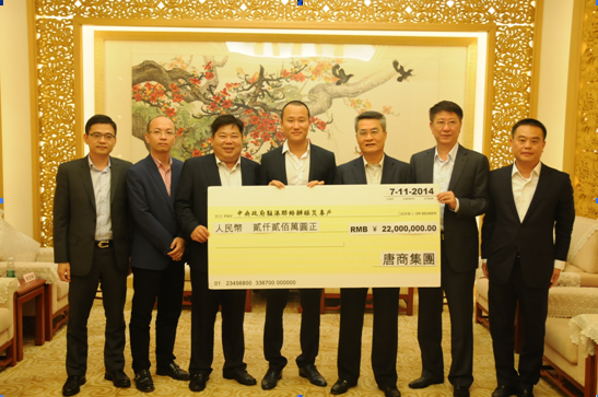 黄兰发副主任(右三)代表我办接受陈伟武向家乡捐赠人民币2200万元.