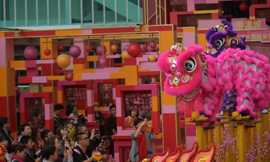 (晚报)(1)香港:金龙献瑞 醒狮贺岁