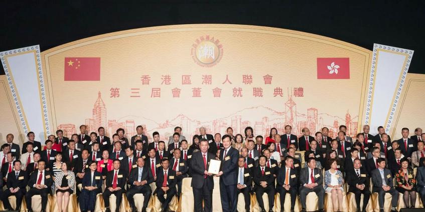 林武副主任(右)向张仲哲颁发会长委任证书.