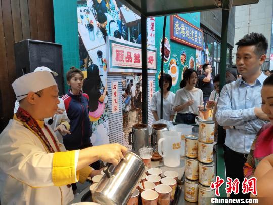 香港地道美食“飄香”成都“金茶王”現場衝制港式奶茶