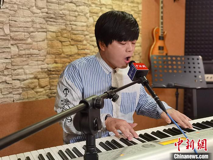 香港青年创作歌曲《百年之路》抒怀：我爱祖国，也拥护国家的执政党