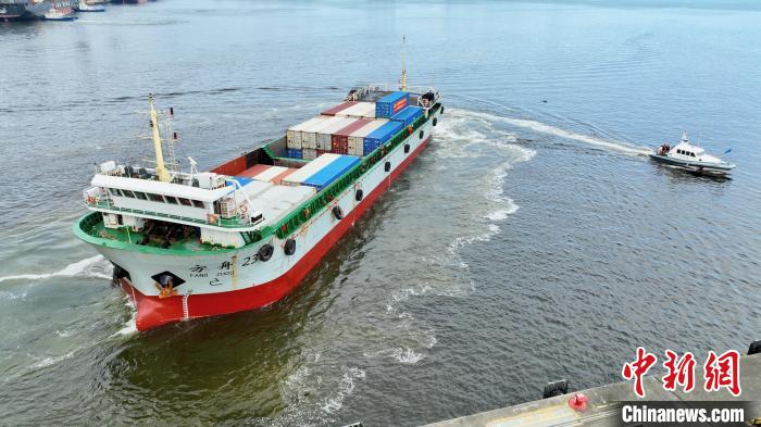 圖為五洲航運駁船“方舟23”載着748噸重點防疫及民生物資發往香港。　陳文 攝