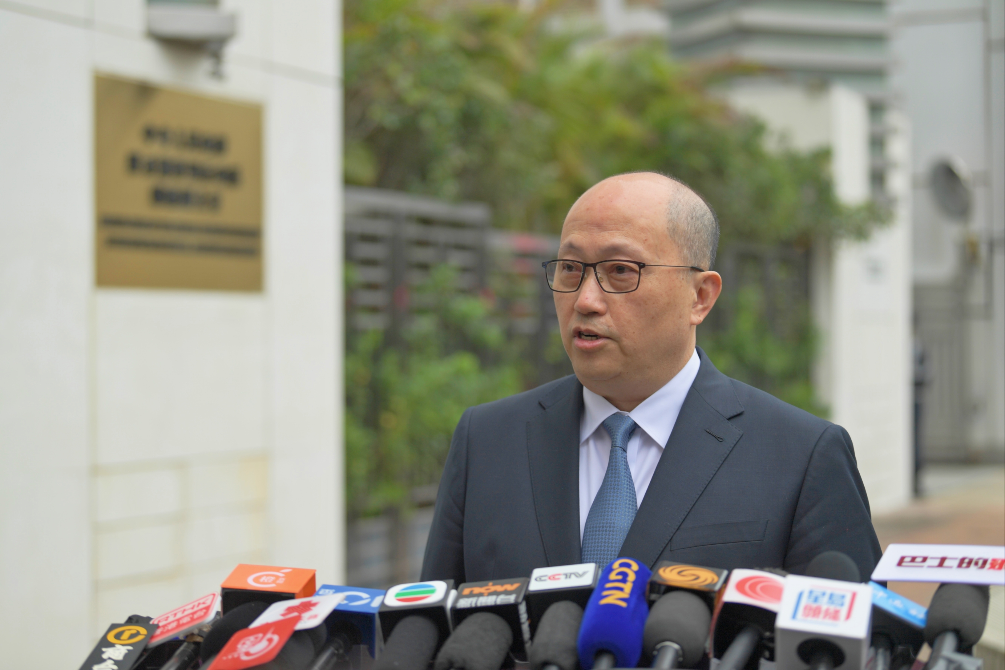 郑雁雄主任首次见传媒表示 全心全意服务香港“一国两制”实践