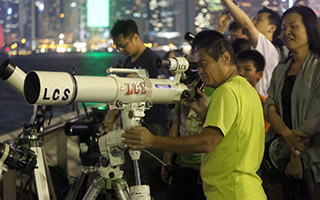 香港市民争睹月全食