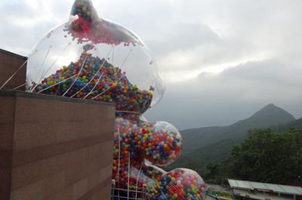 香港巨熊内藏15万个气球破纪录