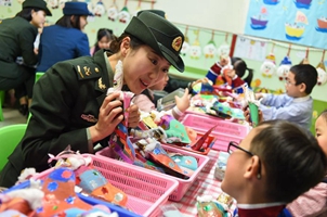 駐港部隊官兵赴幼稚園開展“關愛幼童”活動