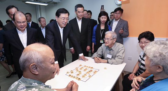 张德江视察香港福利机构和资助房屋项目