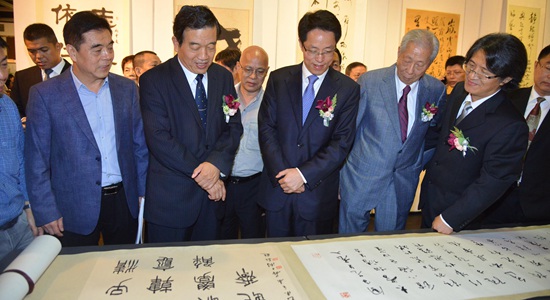 張曉明出席“中華翰墨香江情——香港內地名家書法邀請展”開幕式