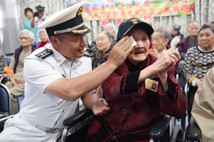 辽宁舰航母编队及驻港部队官兵探访香港安老院