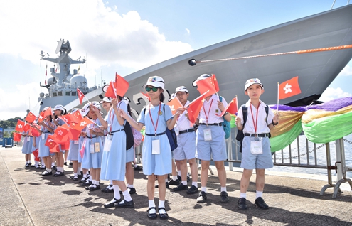 遼寧艦航母編隊駛離香港 市民依依不捨道別