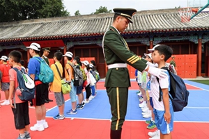 香港小学生走进天安门国旗护卫队营地