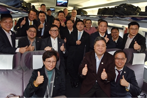 港区全国人大代表和政协委员首次集体乘高铁抵京参会