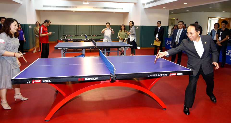 王志民主任與市民一起打乒乓球