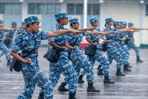 “香港大学生军事生活体验营”结业