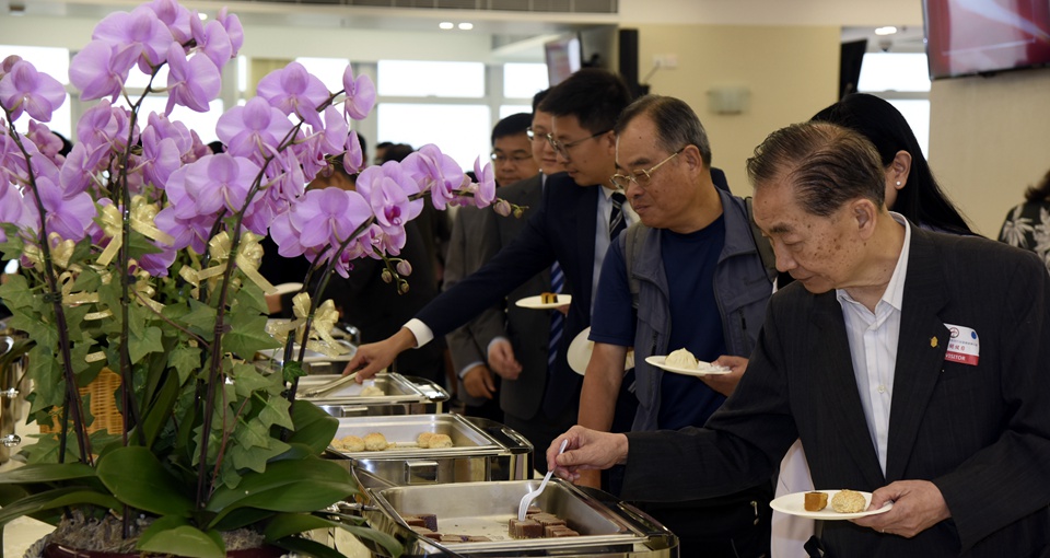 来宾品尝我办厨师准备的茶点