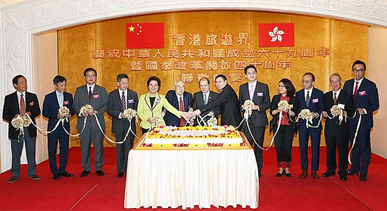 仇鸿出席香港旅游界国庆69周年暨国家改革开放40周年联欢晚宴