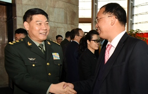 解放軍駐香港部隊司令員譚本宏與來賓交談