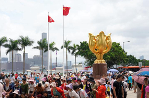 暑期到来 香港金紫荆广场游客增多