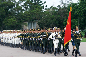 第15届香港青少年军事夏令营开营 仪仗队进行表演