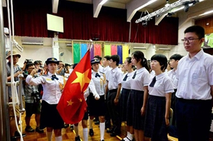 开学日 五星红旗在这所香港中学升起