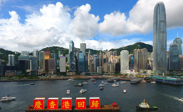 香港举行盛大陆海巡游庆祝回归祖国23周年