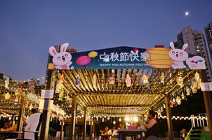 中秋節將至 香港西環海濱挂滿燈籠氣氛濃
