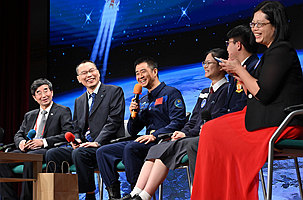 中国载人航天工程代表团与中小学生真情对话