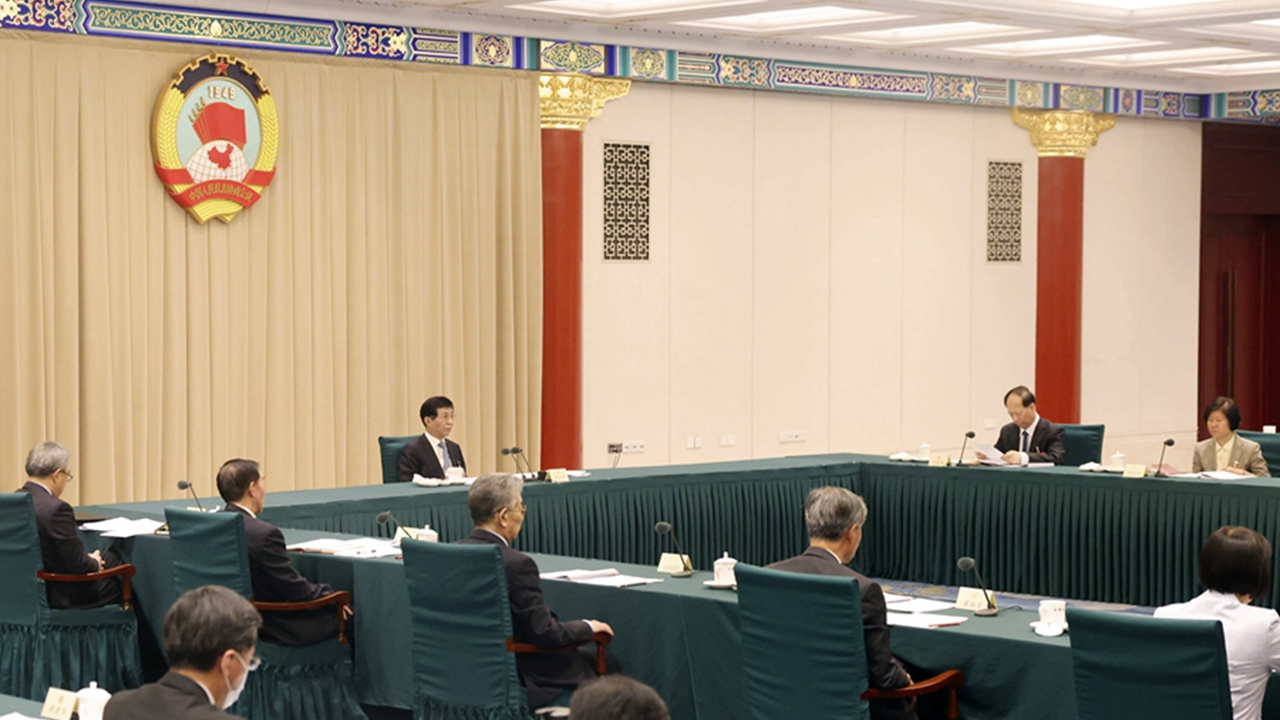 全国政协十四届一次会议主席团常务主席会议第一次会议举行 王沪宁主持