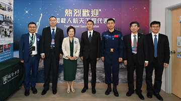 中国载人航天工程代表团与中小学生真情对话