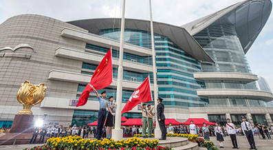 香港举行“五四”青年节升旗礼