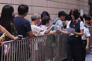 奧運金牌運動員即將訪港 市民購票排起長龍