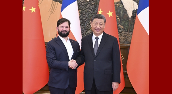 习近平会见智利总统博里奇